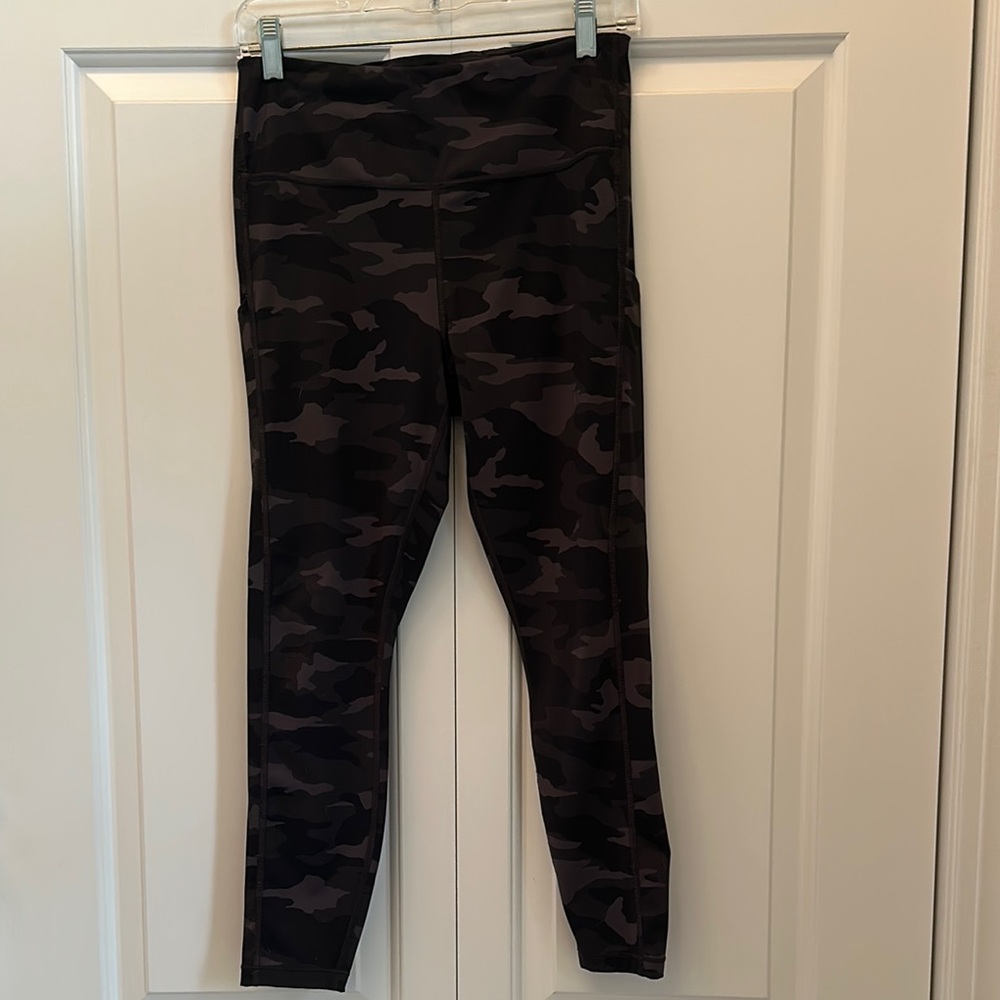 Athleta Black and Gray Camouflage Leggings Stretchy Athletic Bottoms Size M